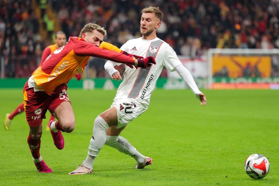Denis Drăguș în duel cu Baris Yilmaz de la Galatasaray