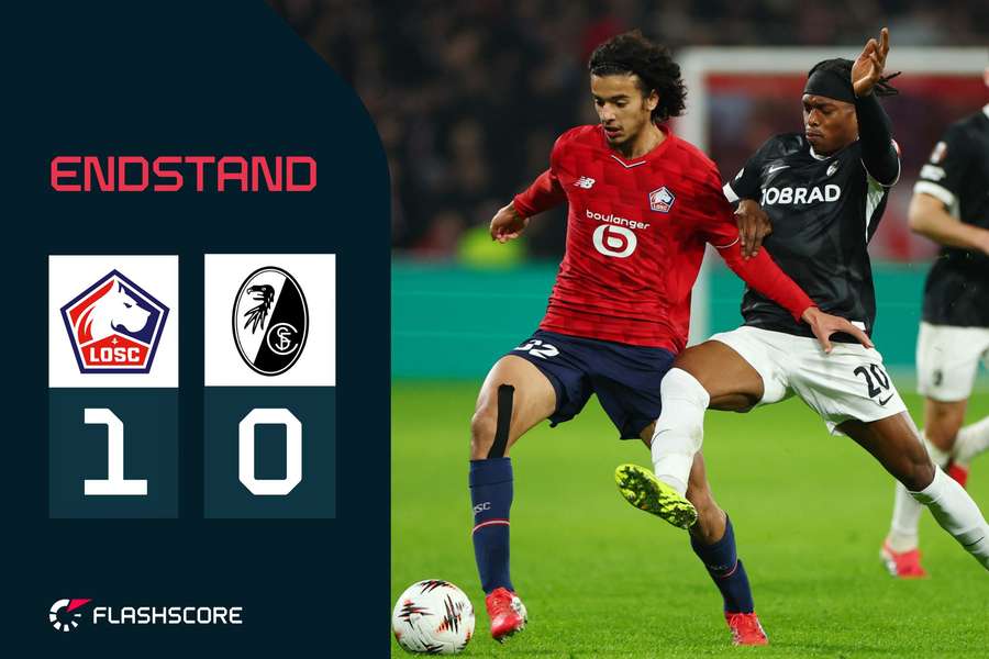 Freiburgs Adamu im Zweikampf mit Bouaddi.