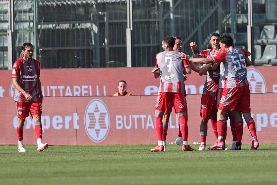 Castagnetti viene portato in trionfo dai compagni