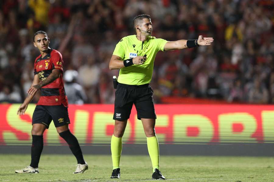 Bruno Arleu deu pênalti de Matheus Alexandre em Raphael Veiga