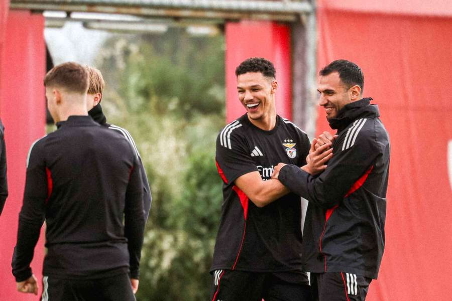 Pavlidis a sorrir com Bah no treino do Benfica