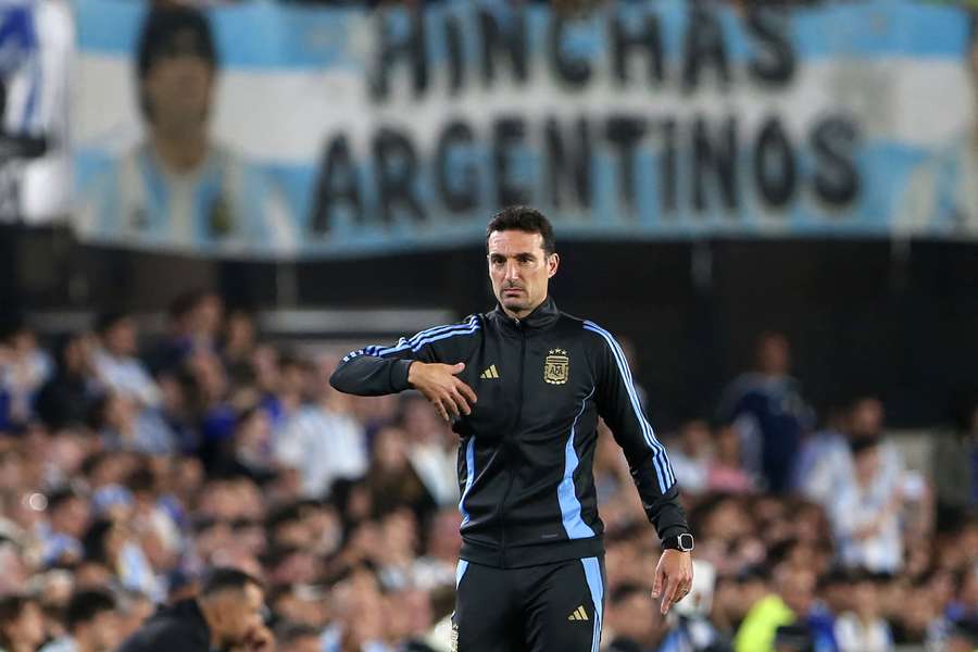 Scaloni, durante un partido en El Monumental 