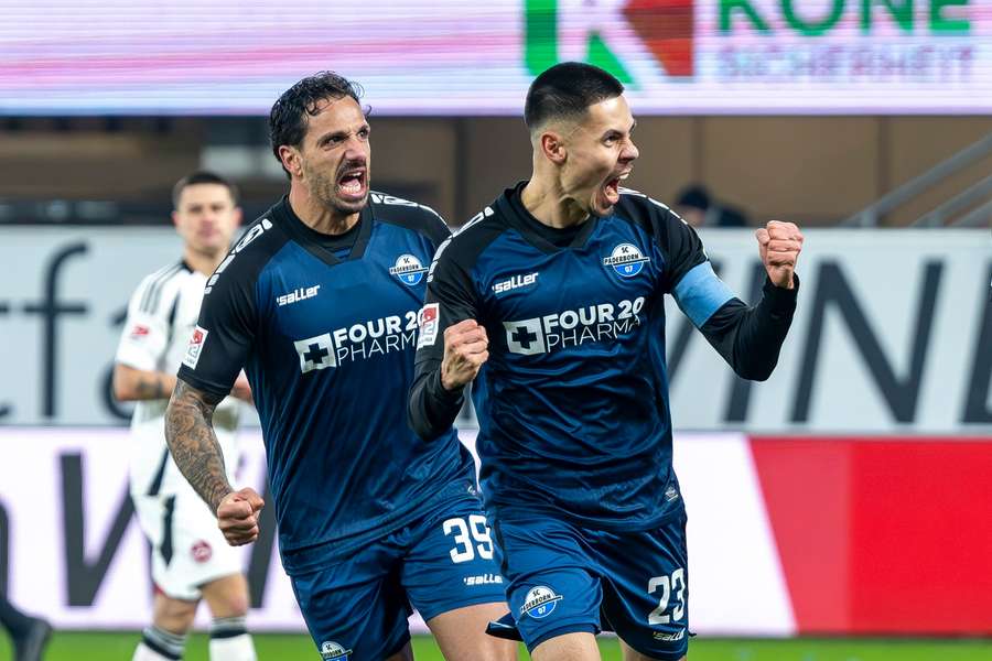 Kapitän Raphael Obermair (r.) hat den zweiten Treffer für Paderborn erzielt.