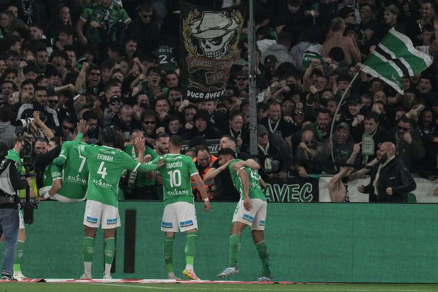 Jogadores do Saint-Étienne tiveram de pedir calma aos adeptos
