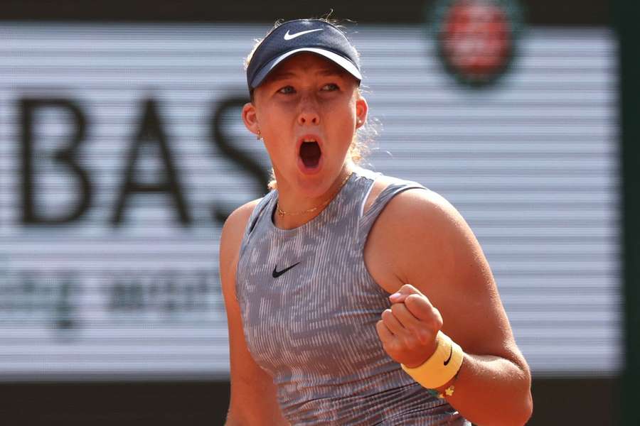 Jasmine Paolini celebra vitória contra Mirra Andreeva