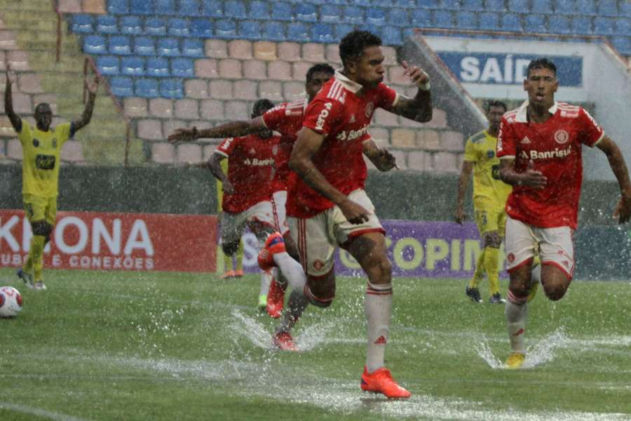 Inter encarou gramado encharcado da Arena Barueri