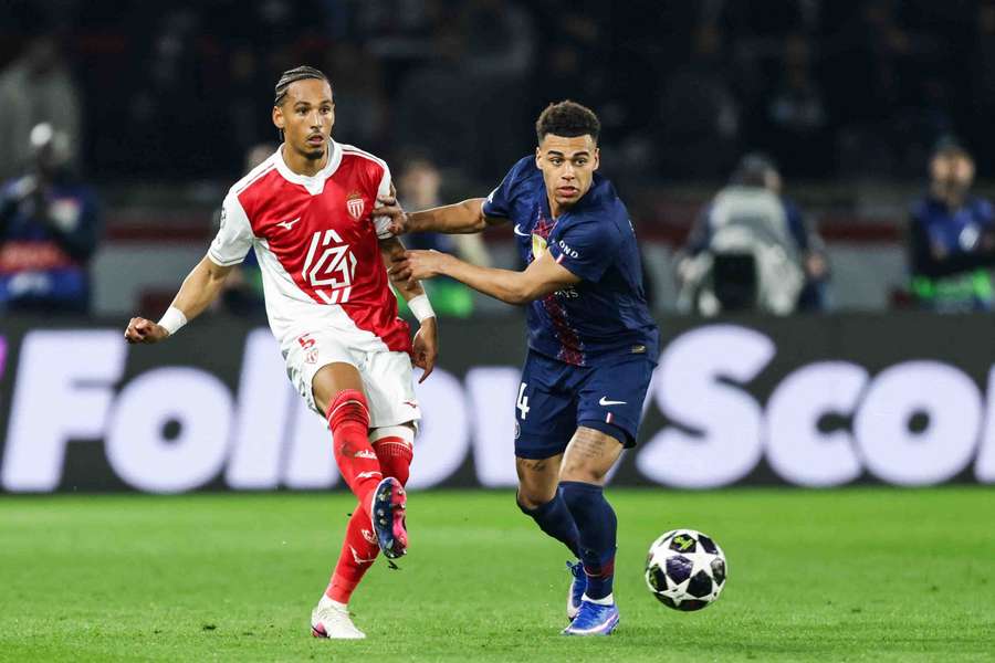 Thilo Kehrer (AS Monaco) au duel avec Désiré Doué (PSG) lors du barrage retour de Ligue des champions entre le Paris Saint-Germain et l'AS Monaco, le 25 février 2026 au Parc des Princes. Thilo Kehrer (AS Monaco) au duel avec Désiré Doué (PSG) lors du barrage retour de Ligue des champions entre le Paris Saint-Germain et l'AS Monaco, le 25 février 2026 au Parc des Princes.