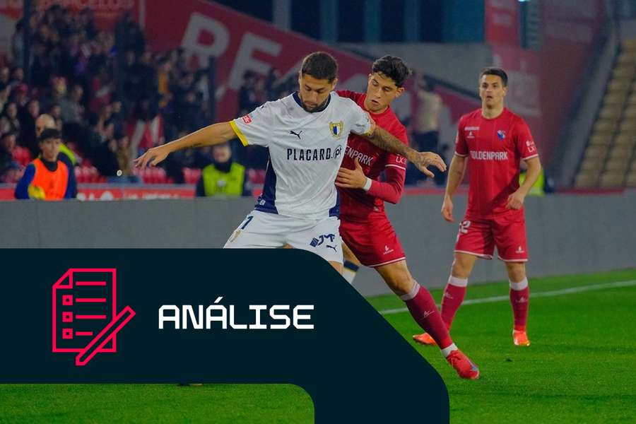 Óscar Aranda controla a bola durante um jogo do Famalicão.