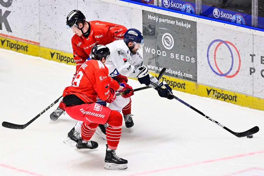 Simon (uprostřed) zůstává hráčem Plzně.