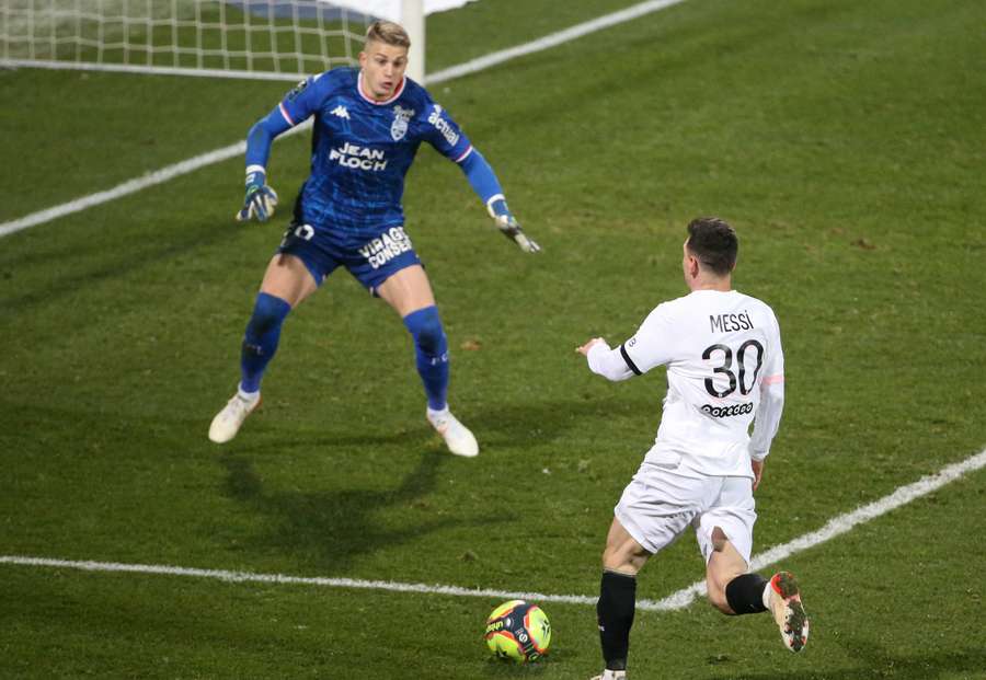 Nardi faces up against Messi when in action for Lorient