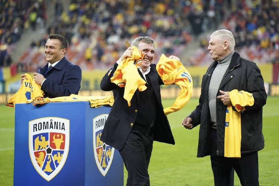 Gheorghe Hagi, invitat de onoare înainte de fluierul de start al amicalului dintre România și Irlanda de Nord disputat în luna martie (scor 1-1)