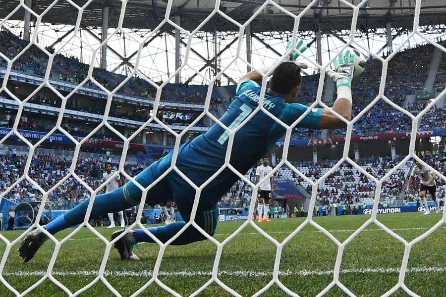 Essam El Hadary, do Egito, salva um gol, aos 45 anos, no Mundial de 2018
