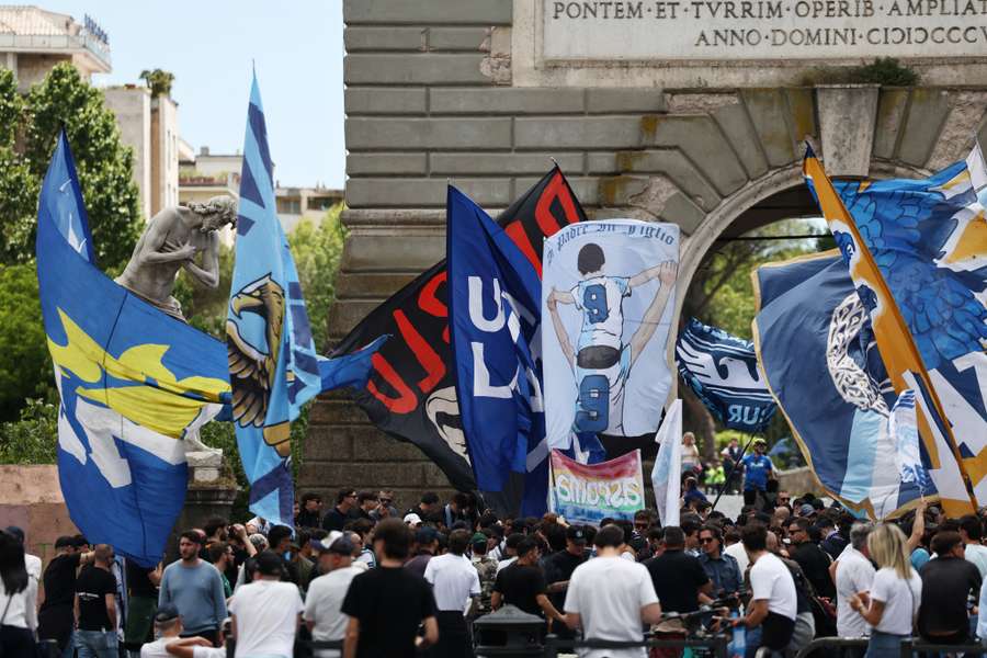 I tifosi della Lazio prima dell'ultimo derby I tifosi della Lazio prima dell'ultimo derby