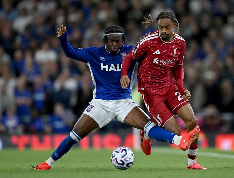 Barcola bei seinem Debüt im Liverpool-Trikot im Zweikampf mit Abdul Fatawu Barcola bei seinem Debüt im Liverpool-Trikot im Zweikampf mit Abdul Fatawu