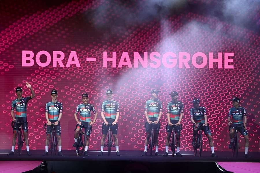 Das Team Bora-hansgrohe bei der Teampräsentation im Vorfeld des Giro d'Italias.