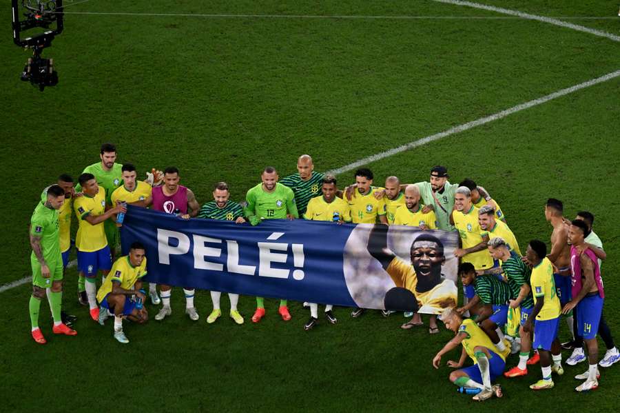Jucătorii Braziliei i-au adus un omagiu marelui Pele după calificarea în sferturi