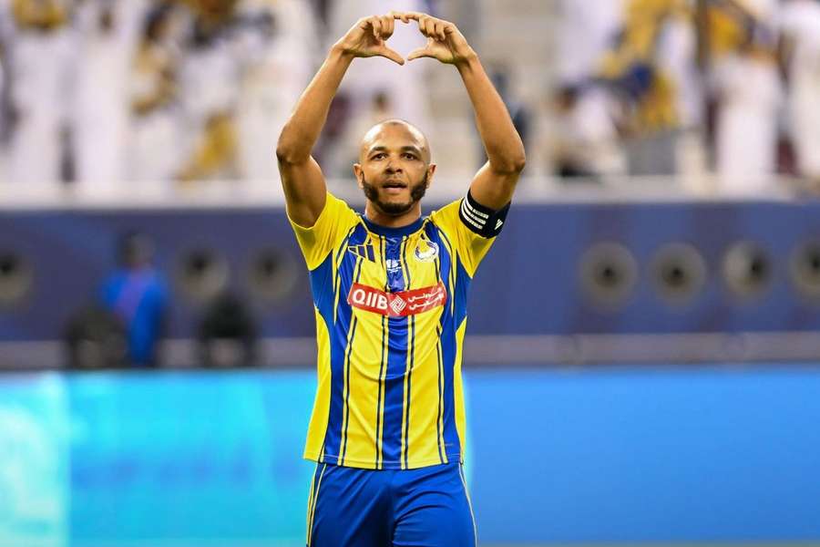 Yacine Brahimi fez um hat-trick no triunfo do Al-Gharafa