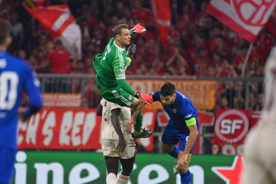 Manuel Neuer stürzte bereits nach vier Minuten unglücklich.