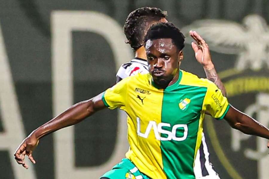 Jogador do Mafra tenta controlar a bola