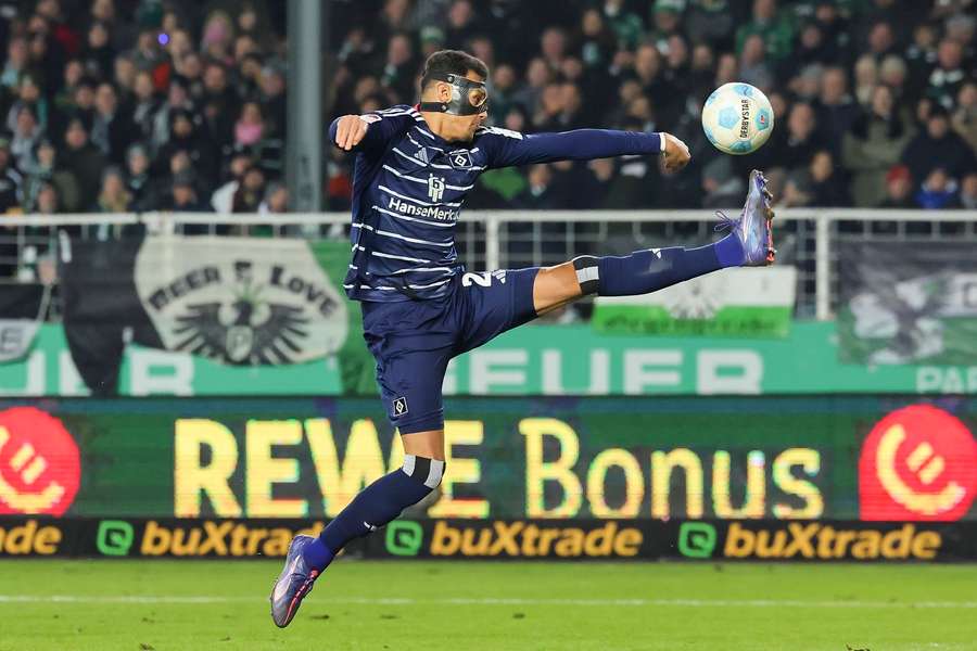 Davie Selke stellt das Bundesliga-Logo nach.