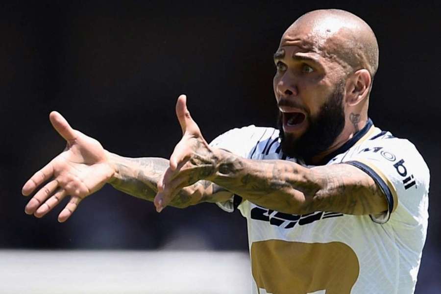 Dani Alves ficou sem contrato com o Pumas no dia em que foi detido Dani Alves ficou sem contrato com o Pumas no dia em que foi detido