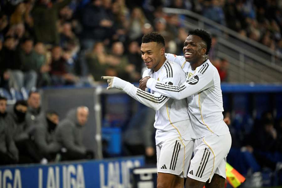 Mbappé y Vinícius celebran el gol del francés Mbappé y Vinícius celebran el gol del francés