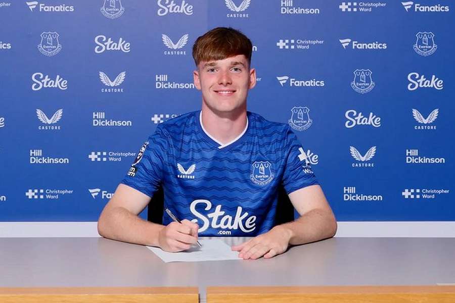 Bates delighted signing new Everton contract