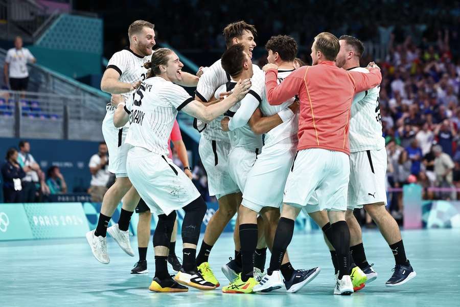 Die deutschen Handballer bejubeln den Last-Second-Einzug ins olympische Finale.