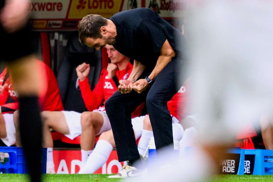 Freiburg-Trainer Julian Schuster bejubelt den Befreiungsschlag gegen Stuttgart.