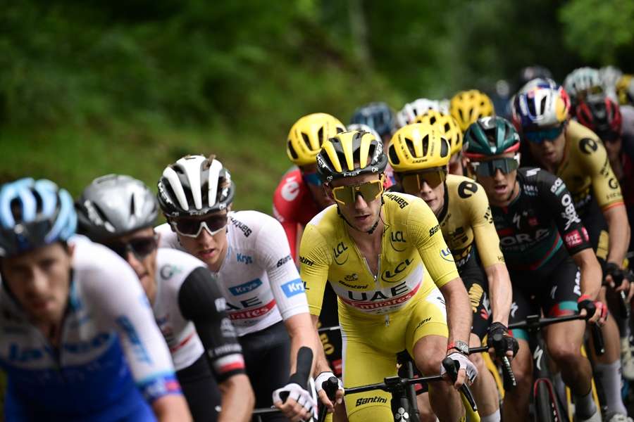 Adam Yates com a camisola amarela do Tour 
