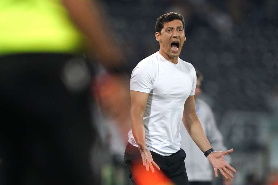 Luís Pinto aponta à adaptação dos jogadores