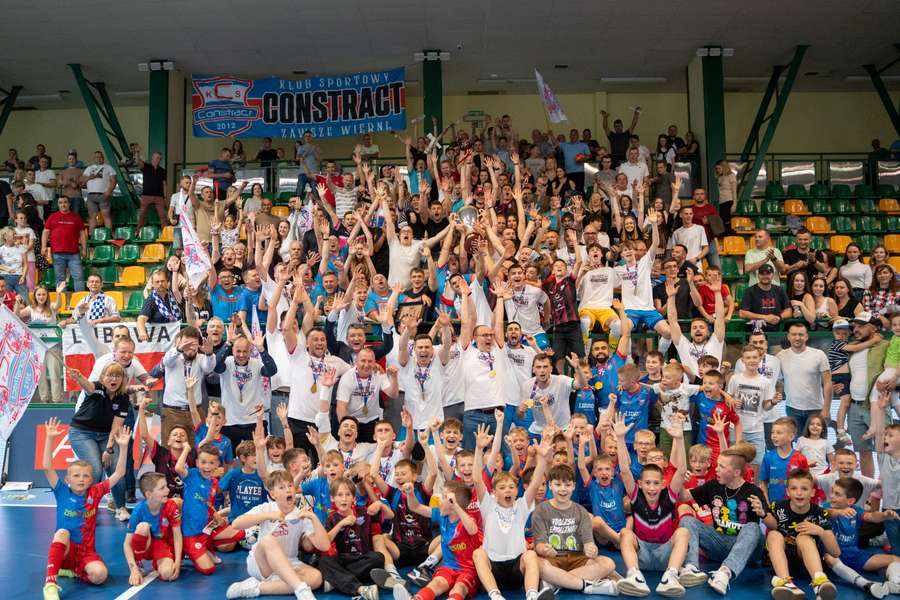 Foto da equipa com os adeptos depois de ganhar o campeonato polaco