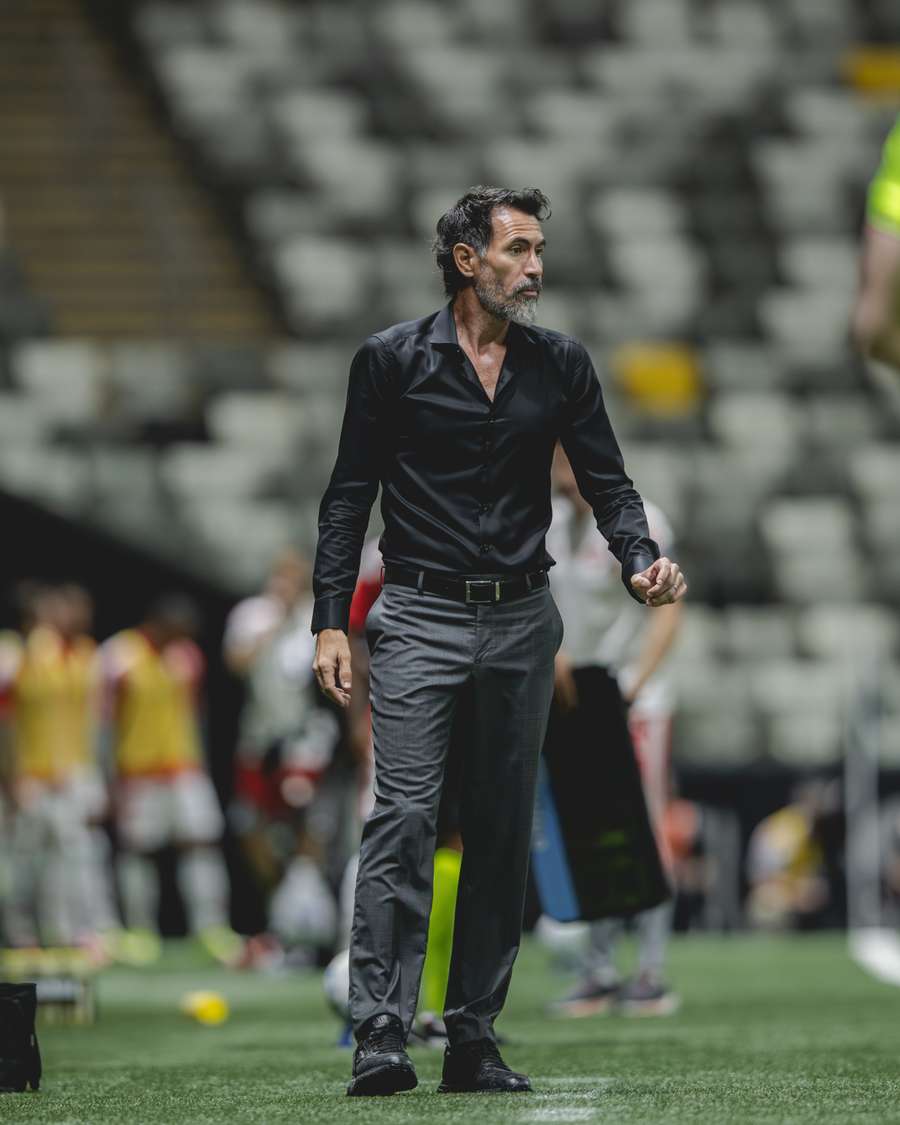 Eduardo Domínguez conquistou a primeira vitória no comando do Galo