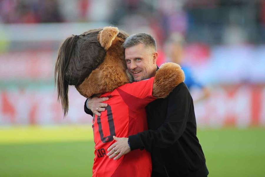 Alexander Straus abraça Mia, mascote do Bayern Munique