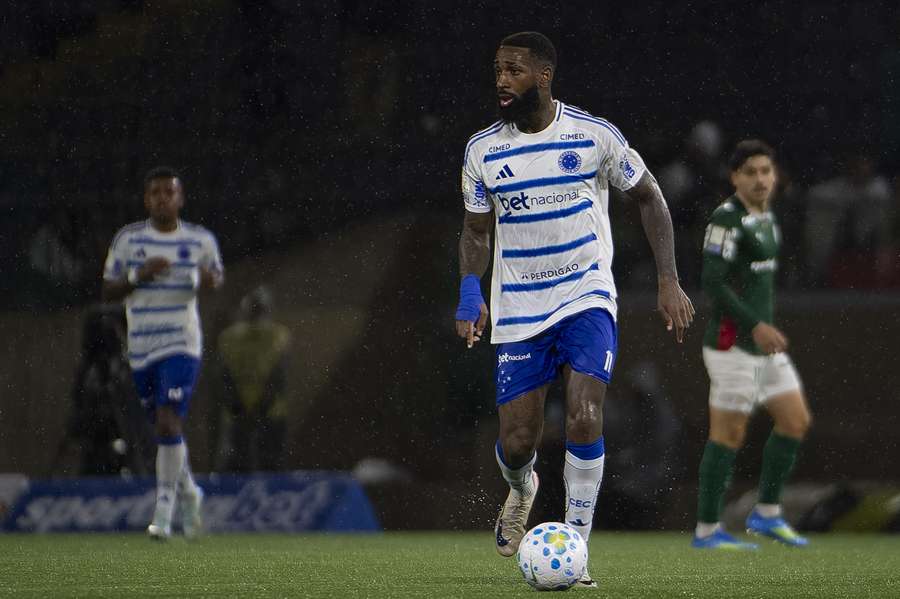 Gerson, do Cruzeiro, em partida contra o Palmeiras pelo Brasileirão. 
