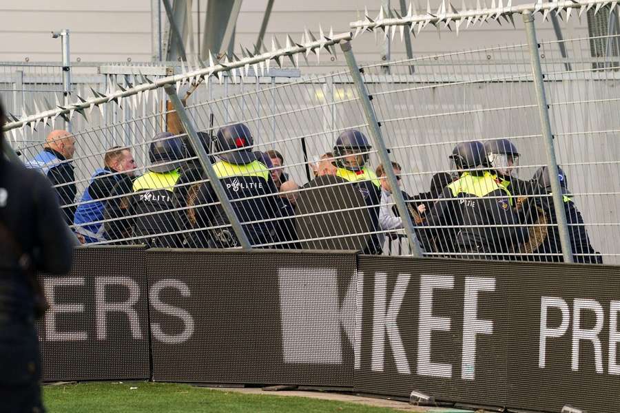 Vorig jaar moest de ME meermaals in actie komen tijdens FC Den Bosch - TOP Oss