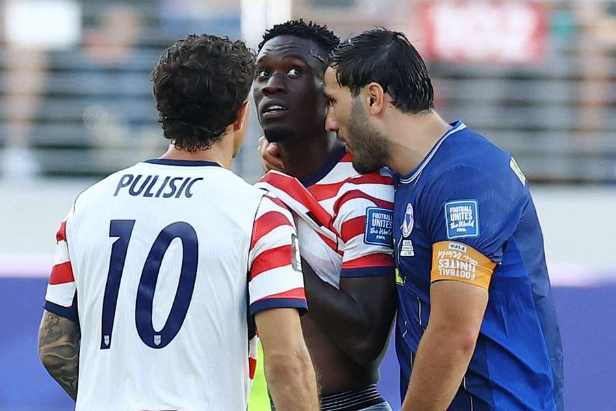 Balogun foi expulso diante da Bósnia, após recurso ao VAR Balogun foi expulso diante da Bósnia, após recurso ao VAR