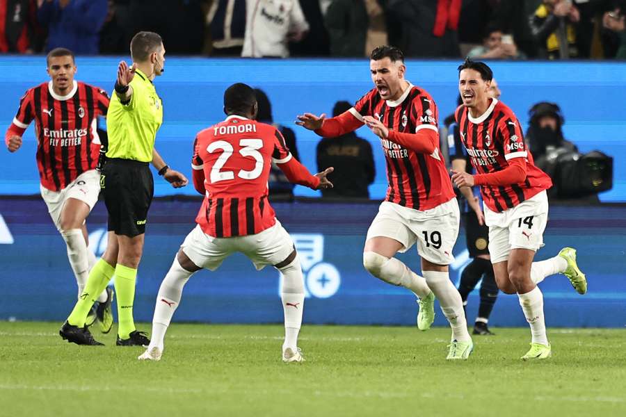 Theo, celebrando el primero del Milan