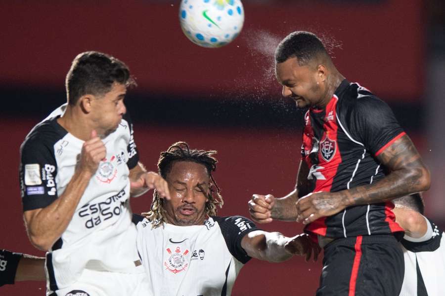 Vitória e Corinthians empataram sem gols no Barradão