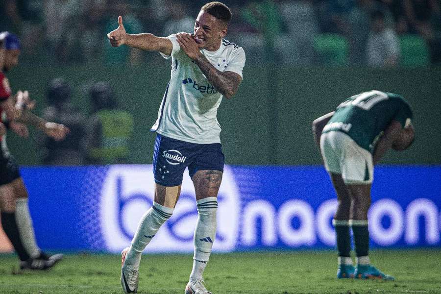 Robert celebra seu primeiro golo na equipa principal do Cruzeiro