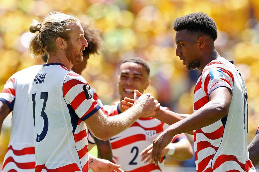 Reaman e Freeman comemoram gol da vitória Reaman e Freeman comemoram gol da vitória