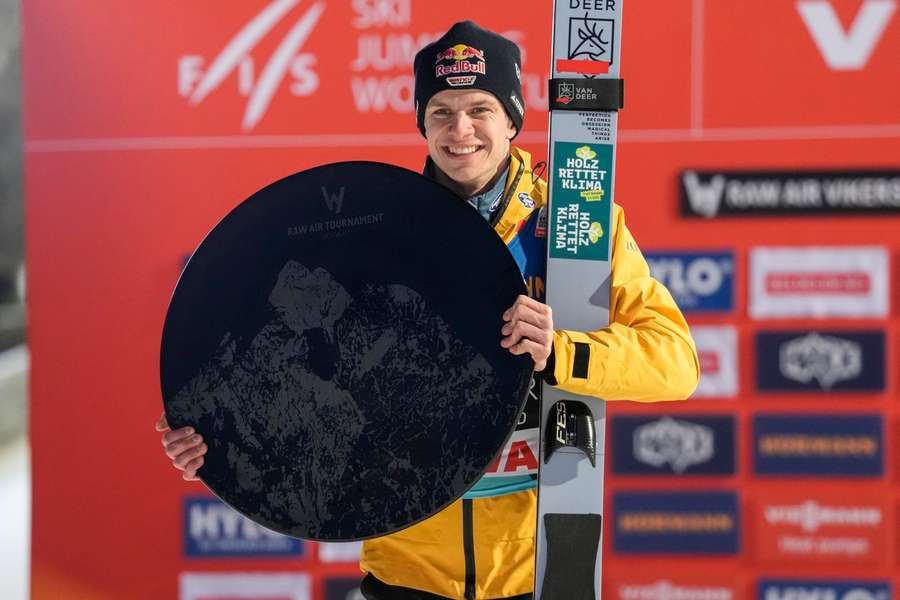 Andreas Wellinger z trofeum za zwycięstwo w Raw Air w 2025 roku