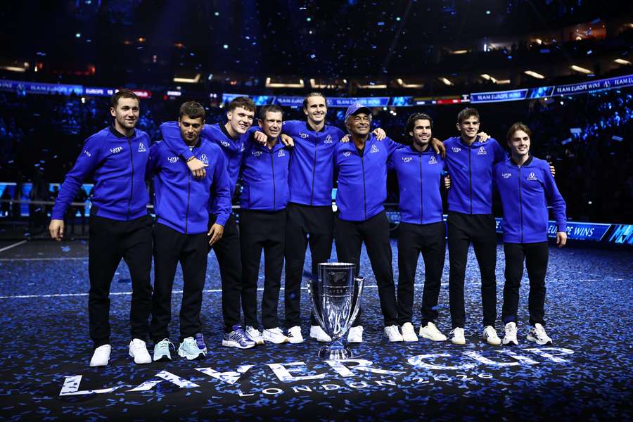 L'équipe d'Europe pose avec le trophée après sa victoire sur l'équipe mondiale en Laver Cup L'équipe d'Europe pose avec le trophée après sa victoire sur l'équipe mondiale en Laver Cup