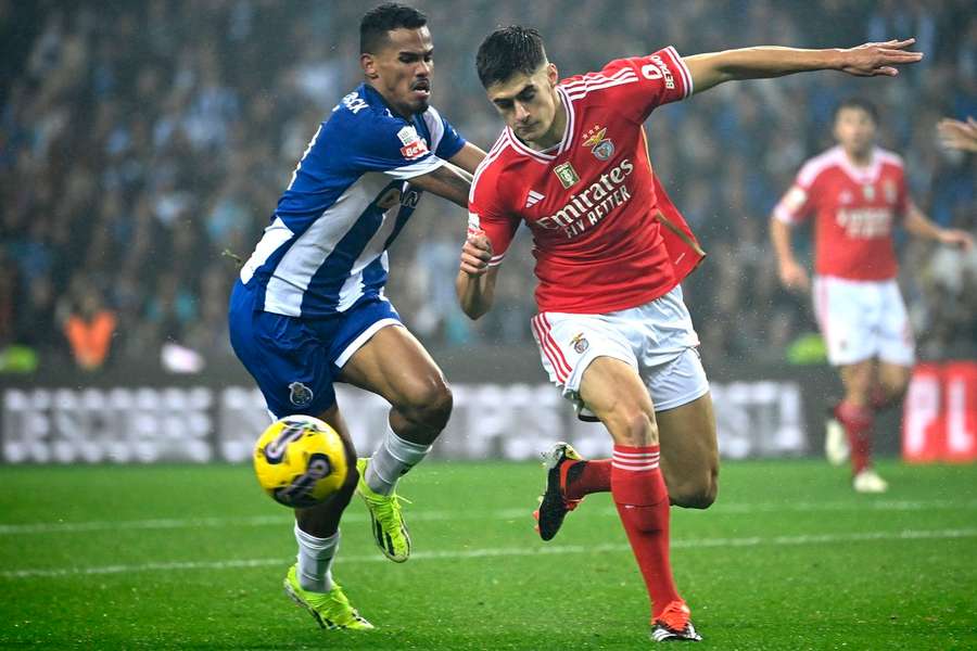 António Silva e Galeno disputam a posse de bola