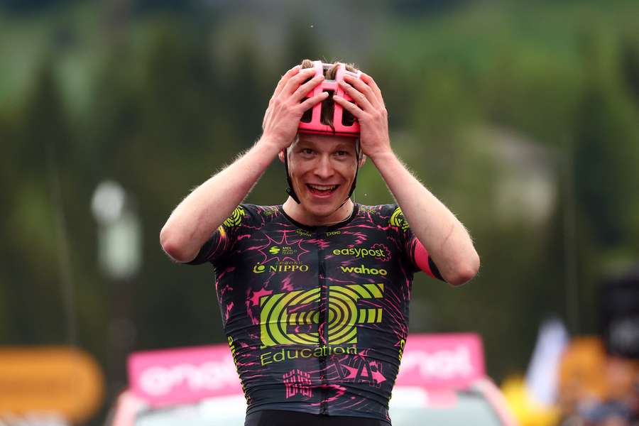 Georg Steinhauser mit ungläubiger Freude nach seinem Erfolg beim Giro.