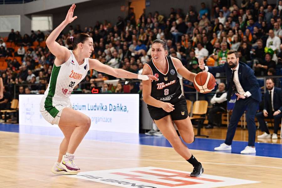 Stephanie Kostowiczová (vlevo) a María Araujová v zápase Žabin Brno s Mersinem.