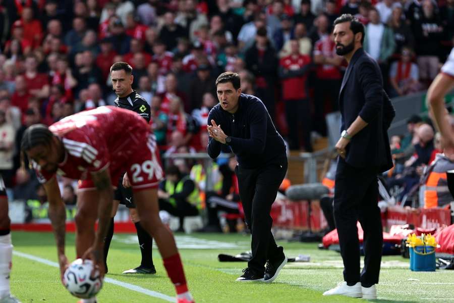 Andoni Iraola, în timpul partidei dintre Liverpool și Fulham Andoni Iraola, în timpul partidei dintre Liverpool și Fulham