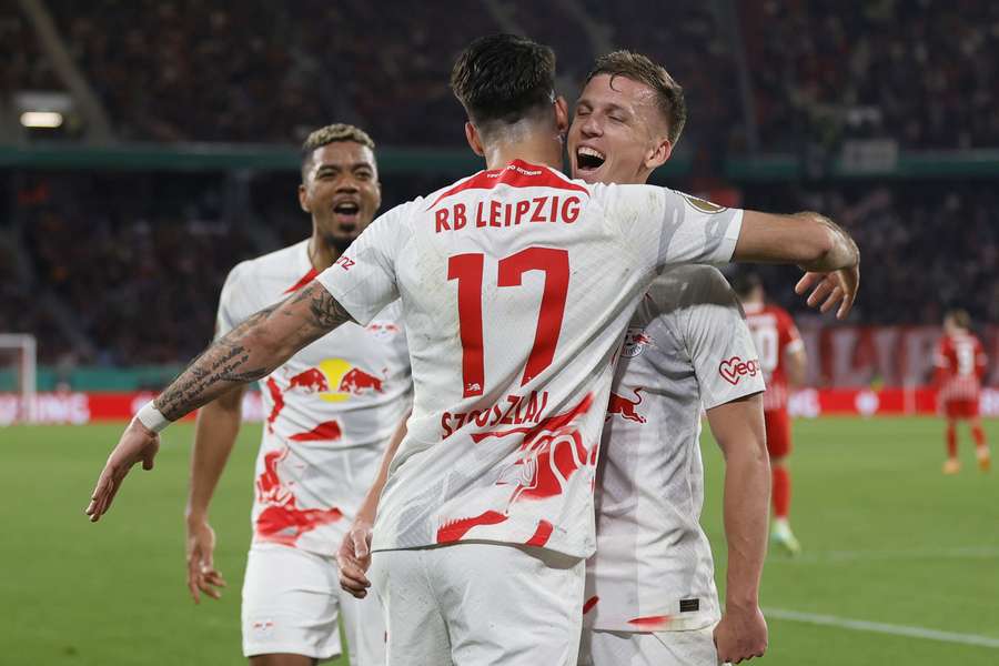 Dominik Szoboszlai en Daniel Olmo Carvajal van RB Leipzig vieren samen de 0-3