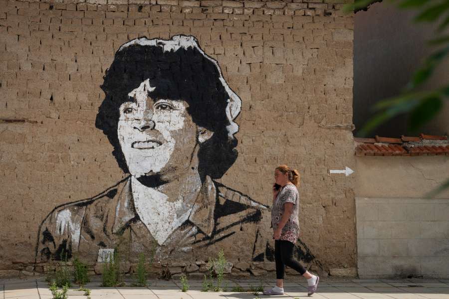 Maradona era un ídolo mundial, como se ve en este mural en Bulgaria