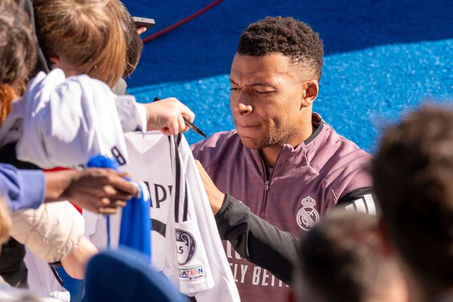 Kylian Mbappe la o sesiune de autografe pentru fani